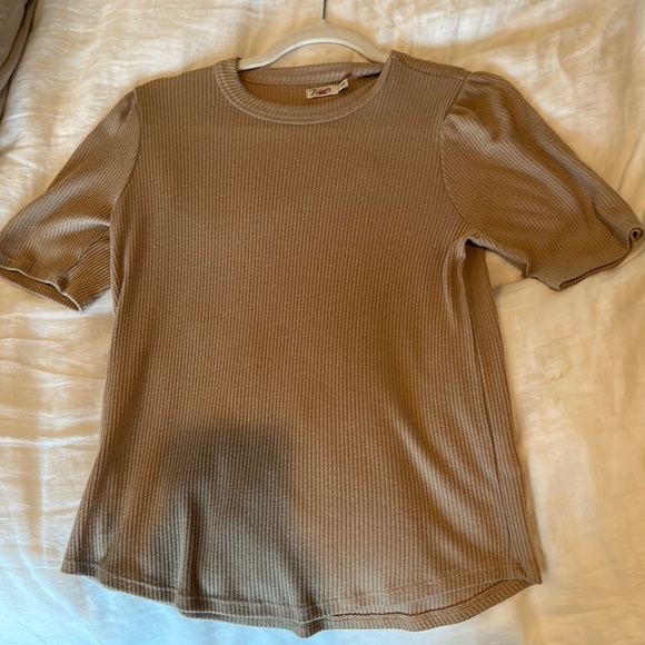 Faherty Tops - Faherty ribbed tee, slight puffy sleeve Crean/tan